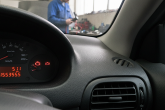 Peugeot 206 luz da injeção acesa: Principais causas, diagnóstico e como resolver